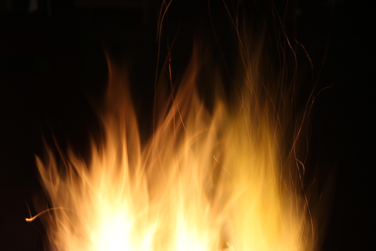 Kampeervuur met marshmallows, compacte vuurplaats centraal. Kampeervuur met marshmallows, compacte vuurplaats centraal.