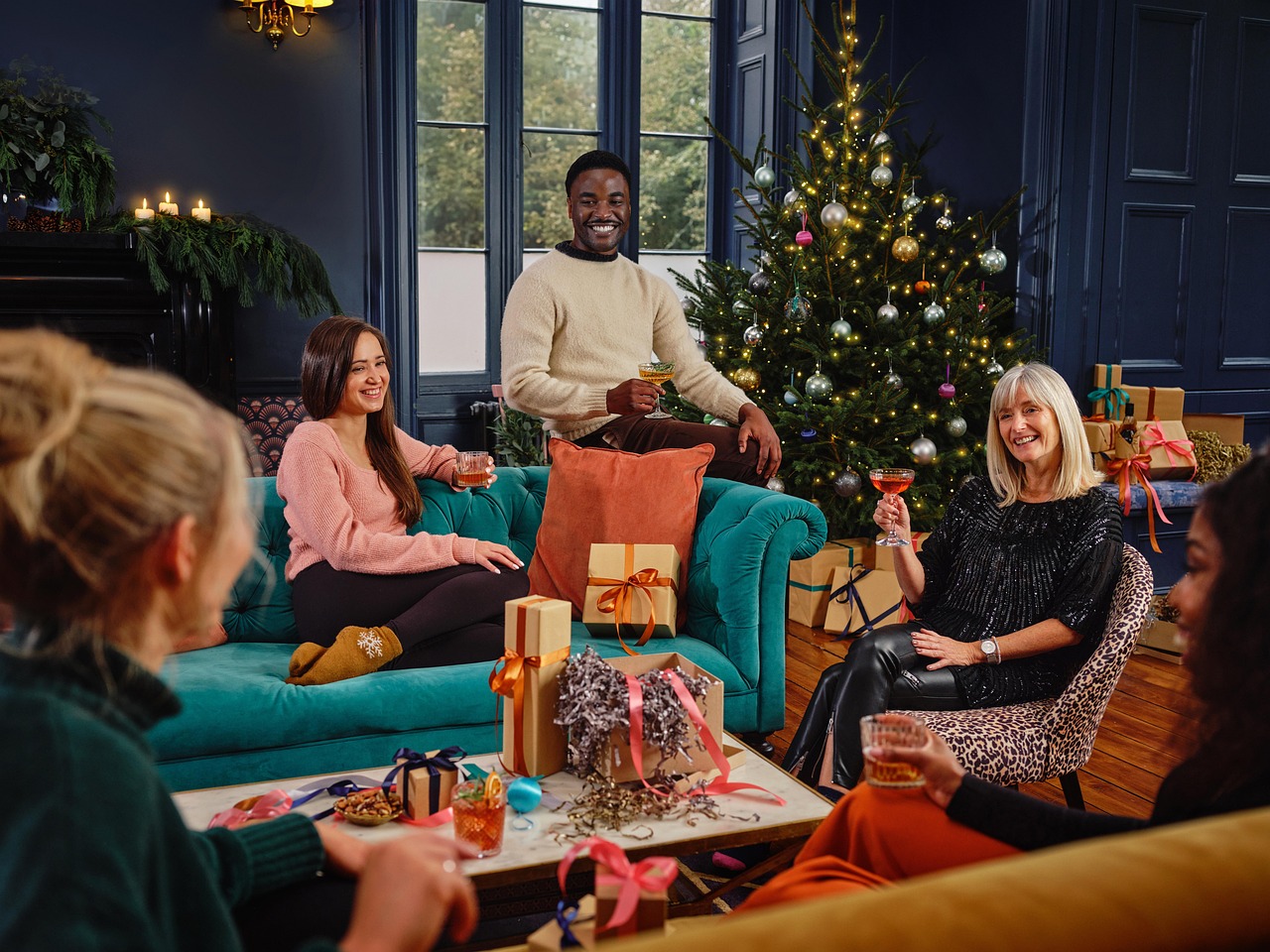 Trendy kersttafeldecoraties met geometrische vormen.