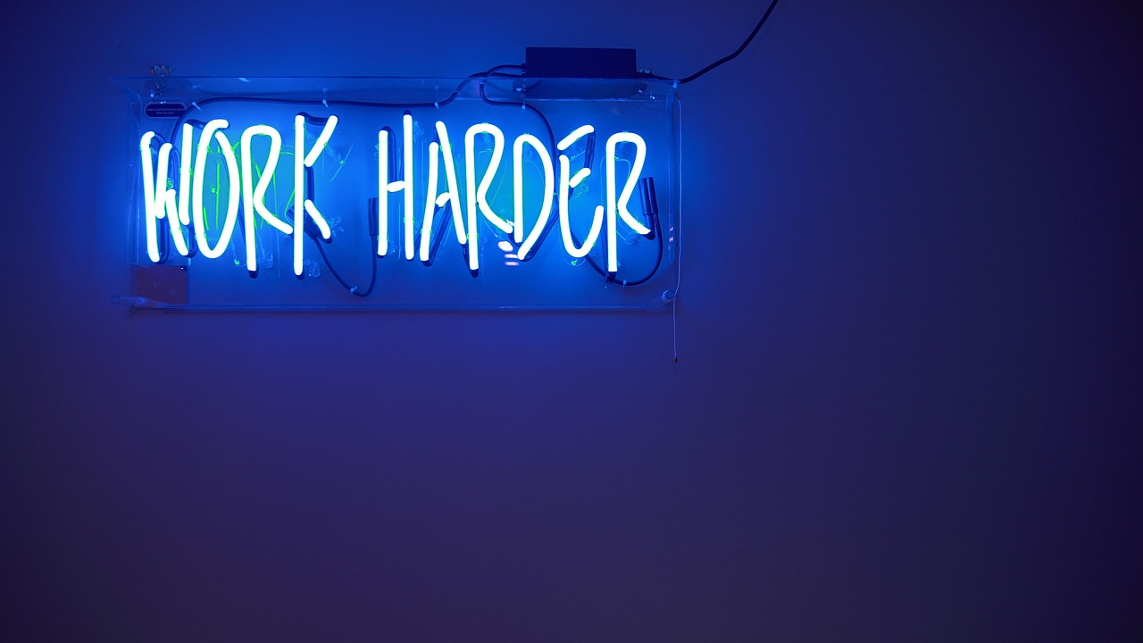 Felle blauwe neon sign vormgegeven als hart