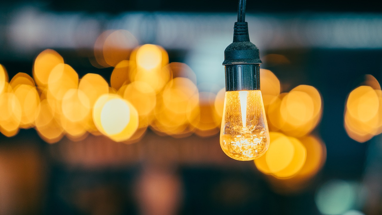 Decoratieve lichtslingers in de woonkamer