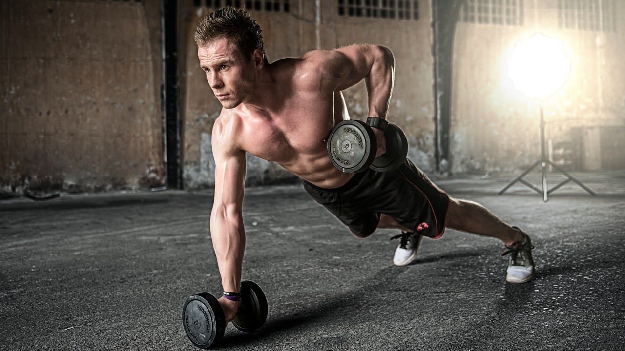 Wandrekken met sporttoestellen in compacte home gym.