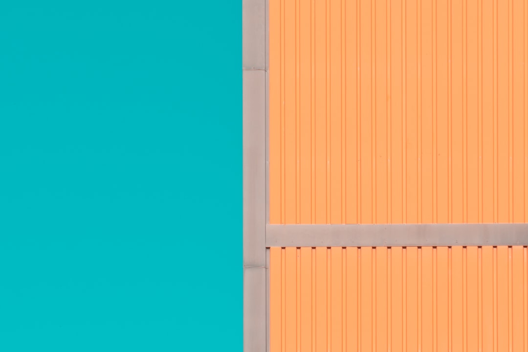De kleurexplosie van turquoise en oranje in zomerse interieurs