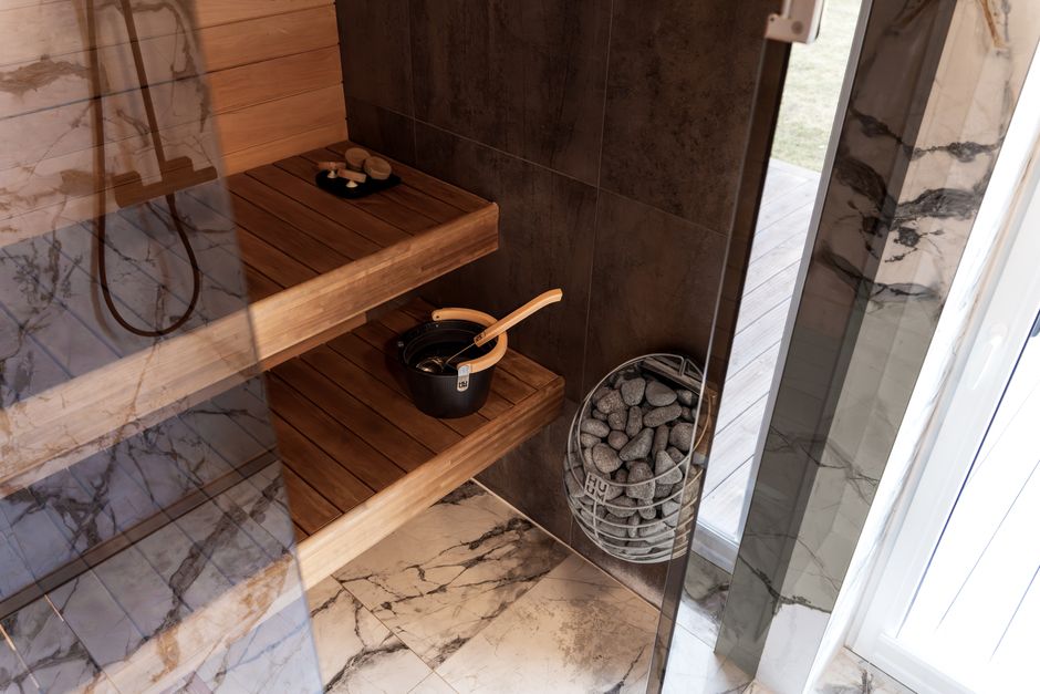 Minimalistisch ontworpen sauna in beperkte ruimte.