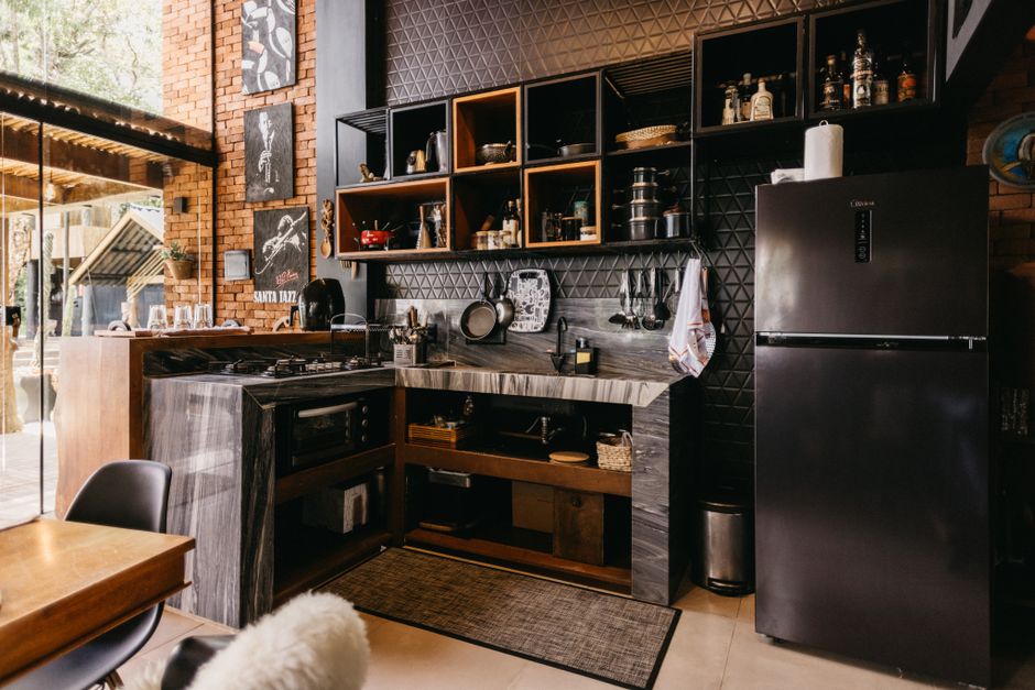 Herfst-inspiratie: styling je keuken met donkere accenten