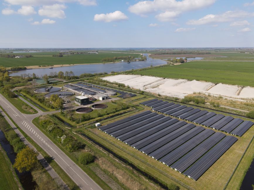 Zonnepanelen op een modern huisdak. Zonnepanelen op een modern huisdak.
