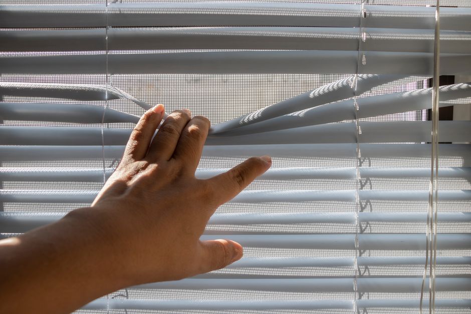 Plisségordijnen halfopen ter bescherming tegen zonlicht.