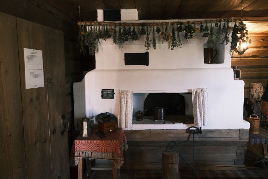 Heldere Scandinavische keuken met natuurlijke elementen. Heldere Scandinavische keuken met natuurlijke elementen.