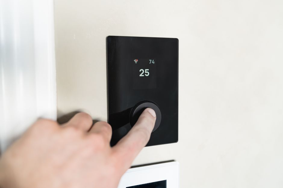 Installatie slimme thermostaat aan de muur zomertijd.