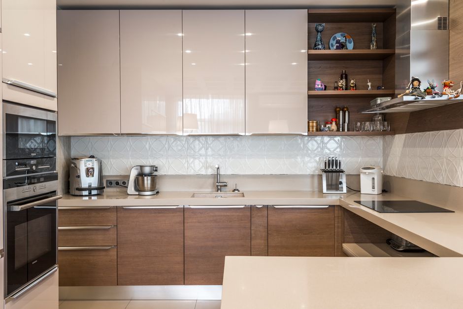 Heldere mozaïektegels sieren de keuken achterwand. Heldere mozaïektegels sieren de keuken achterwand.