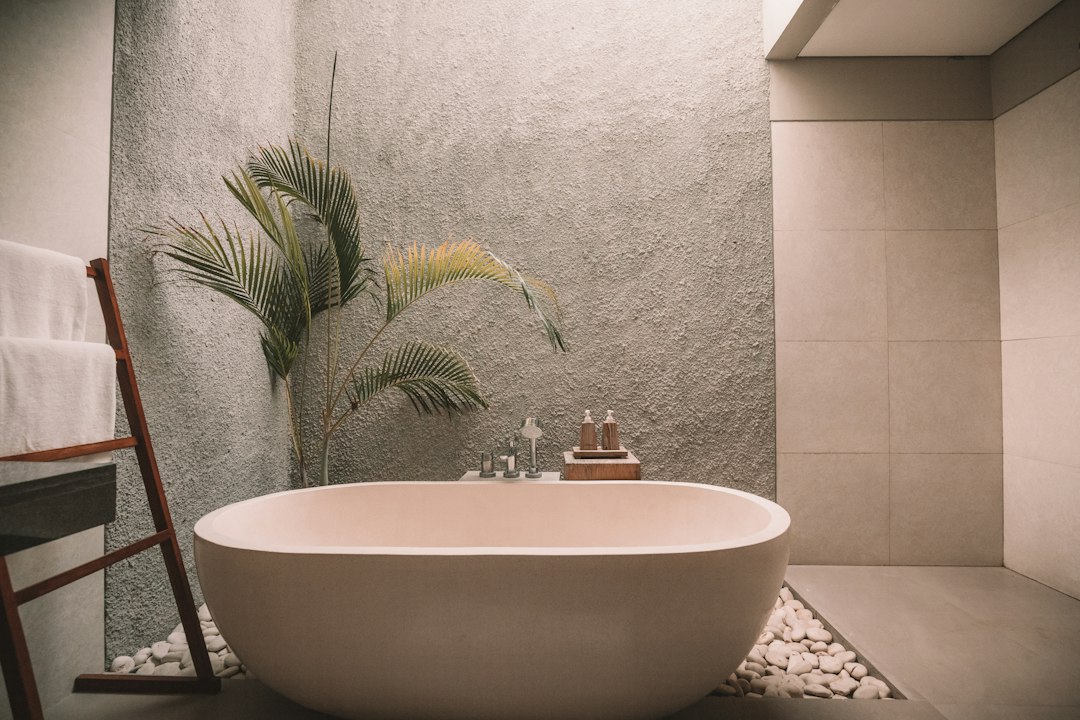 Badkamer met een spa-gevoel: gebruik textuur en kleuren